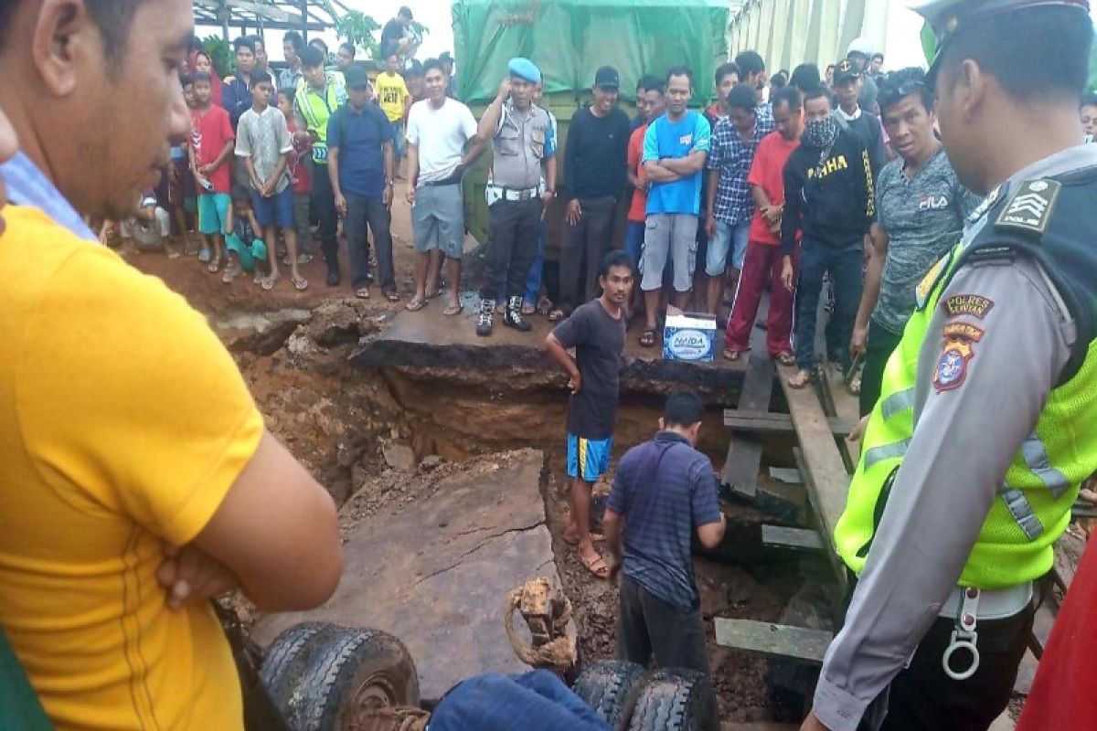 Jalan Jendral Sudirman Km 124 Sampit-Pangkalan Bun ambruk