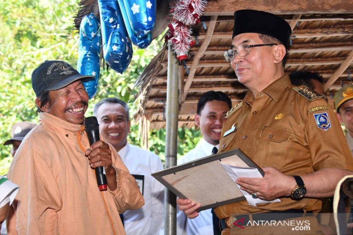 Bupati HSS kembali serahkan bantuan UEP dan rumah sejahtera