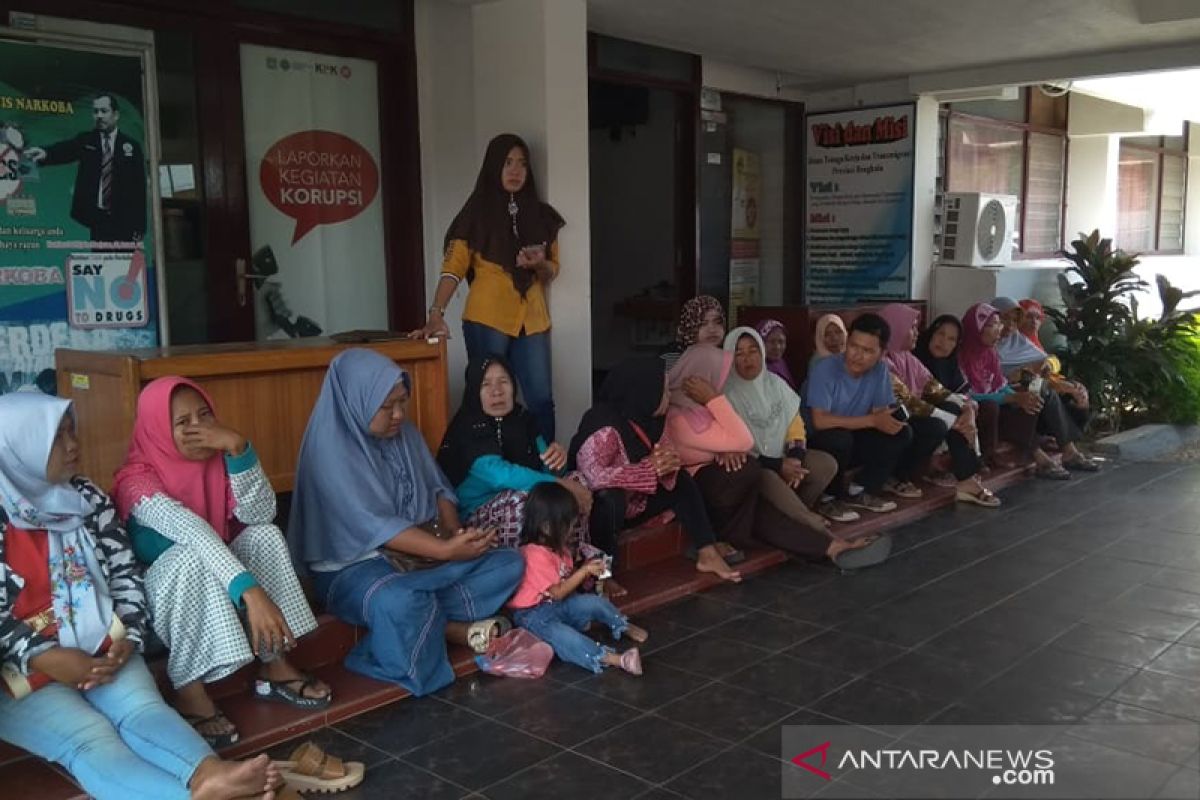 Puluhan pekerja PT BCC datangi Disnaker Bengkulu adukan upah tak dibayar