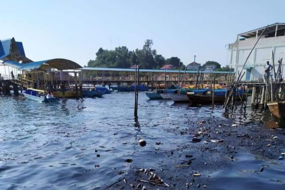 Warga keluhkan cemaran minyak di Perairan Pulau Belakangpadang