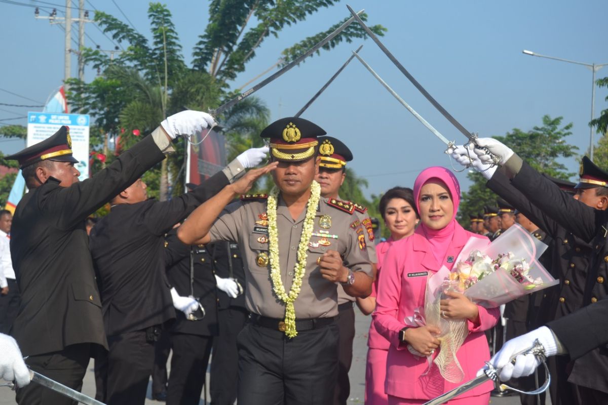 Kapolres Paser AKBP Murwoto Disambut Upacara Tepung Tawar