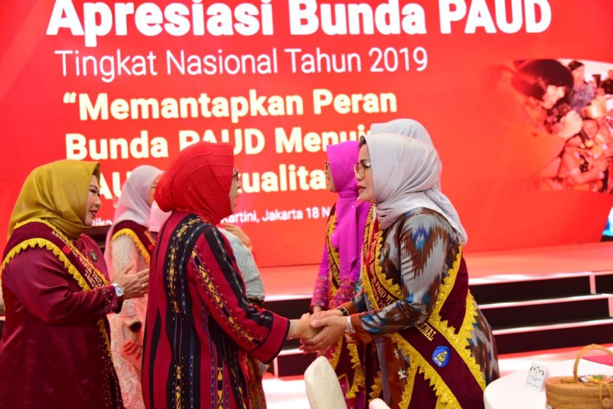 Kemendikbud beri pin emas Bunda PAUD Sulsel