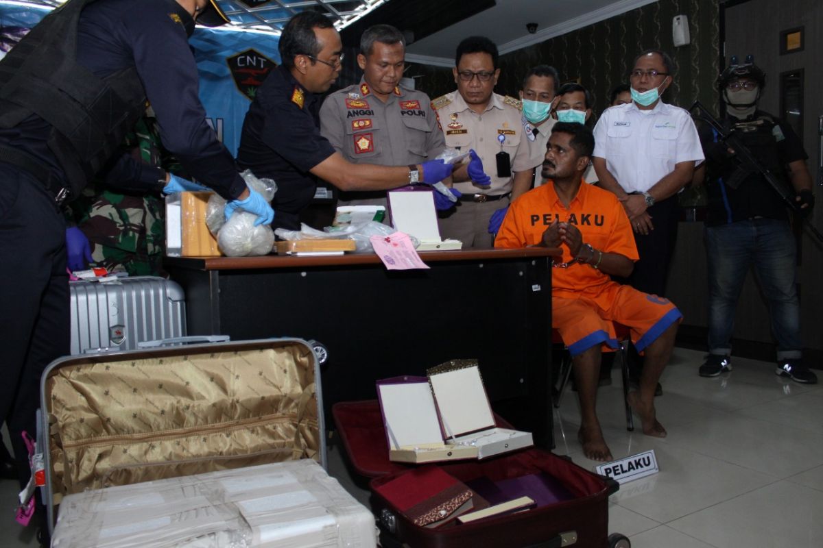 Warga India coba selundupkan 1,3 kg sabu-sabu lewat Bandara Juanda dibekuk