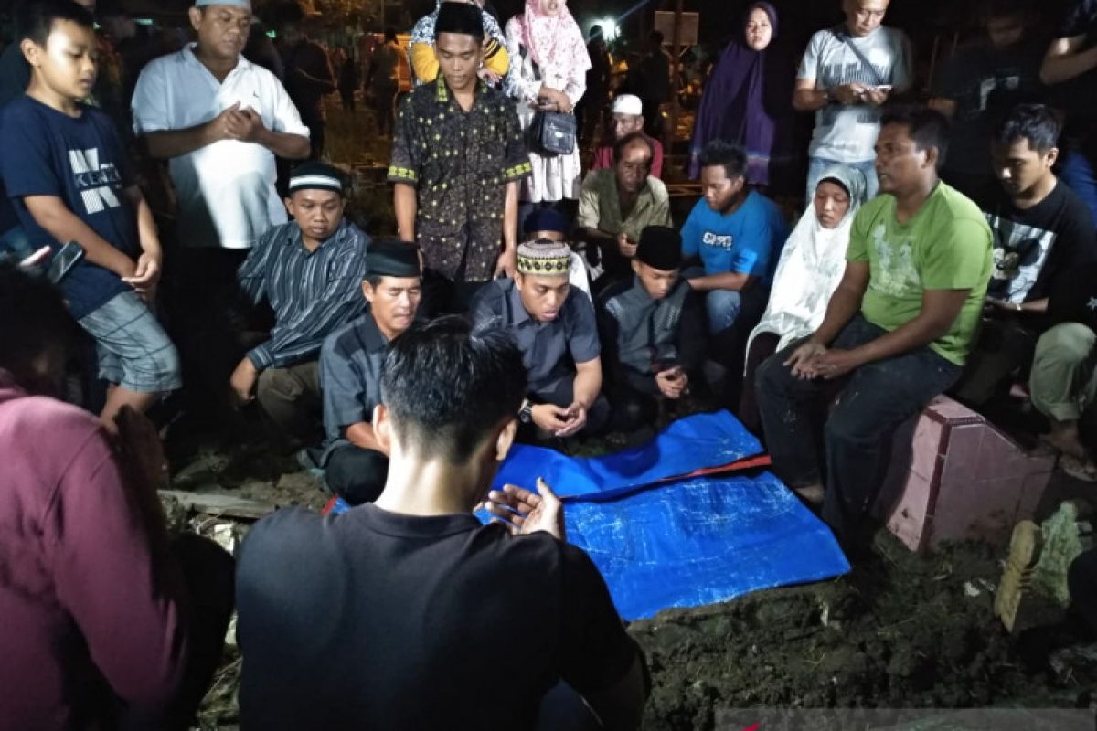 Jenazah terduga pelaku bom Medan dimakamkan