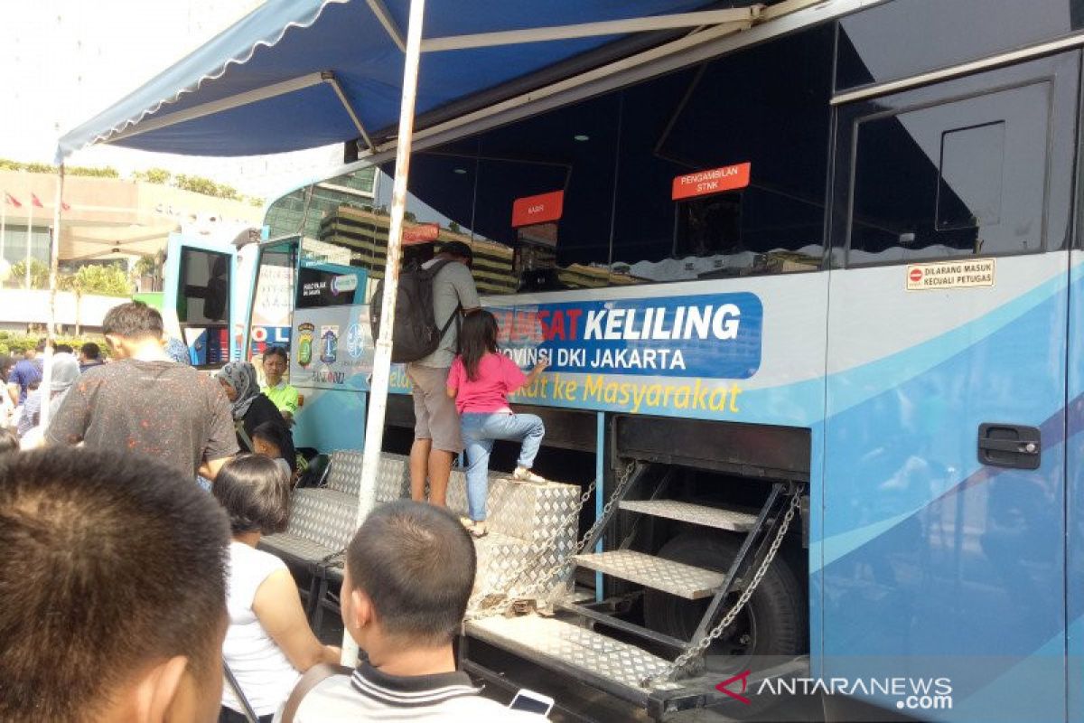 Perpanjang surat izin mengemudi cek lima lokasi SIM Keliling Jumat ini