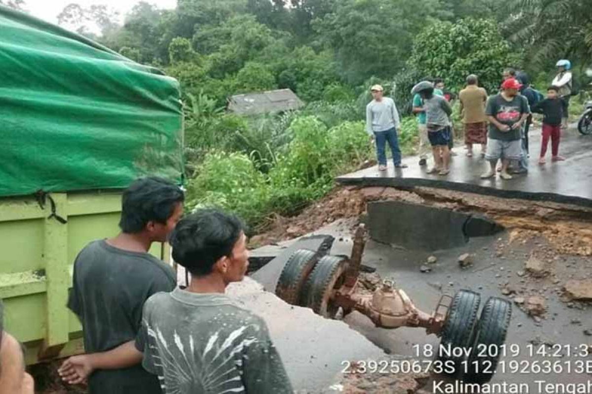 Ambruknya jalan penghubung Sampit-Pangkalan Bun sudah ditangani