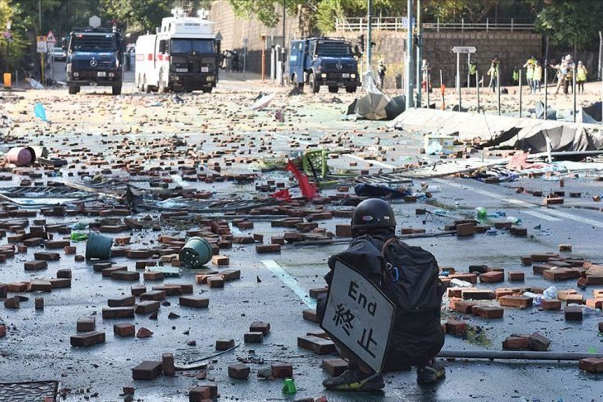 Polisi Hong Kong tembus barikadel kubu pemrotes