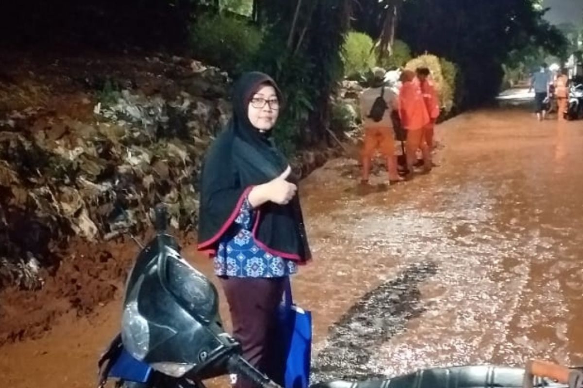 Lebih delapan pemotor terjatuh akibat longsor di Pisangan Timur