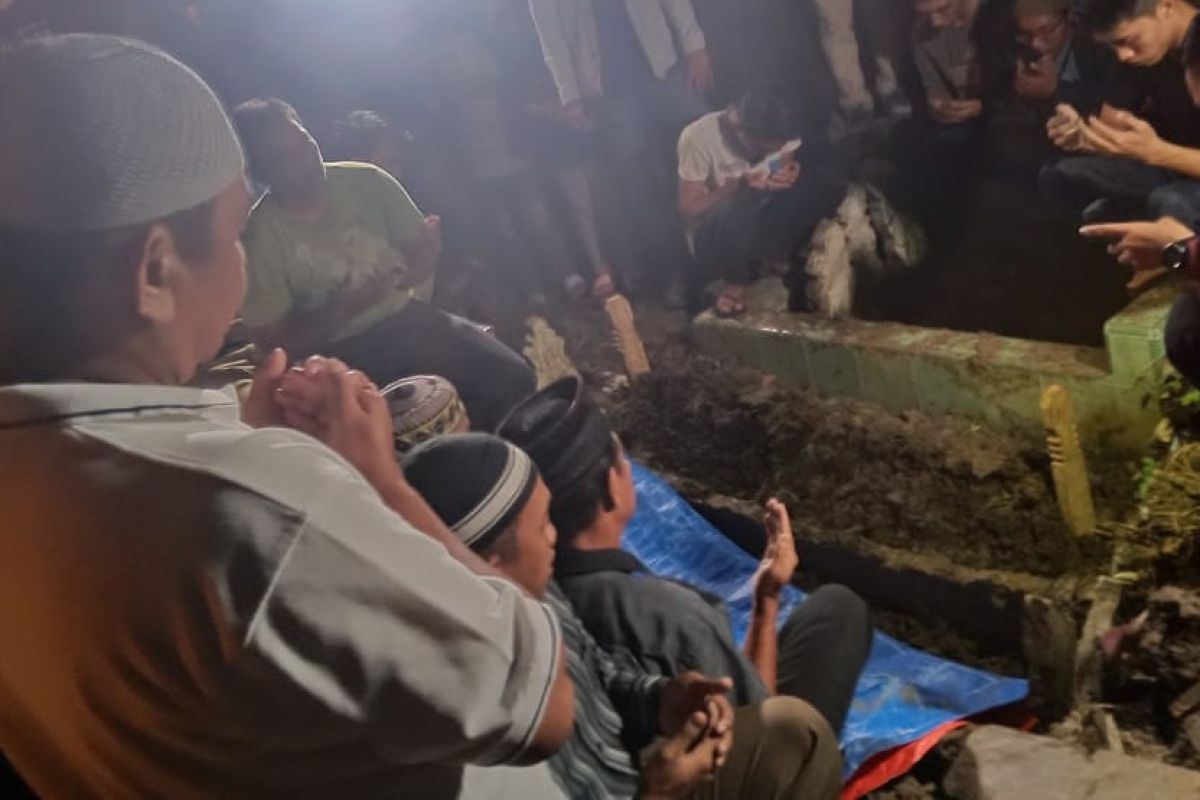 Jasad pelaku bom bunuh diri Mapolrestabes Medan dikebumikan malam