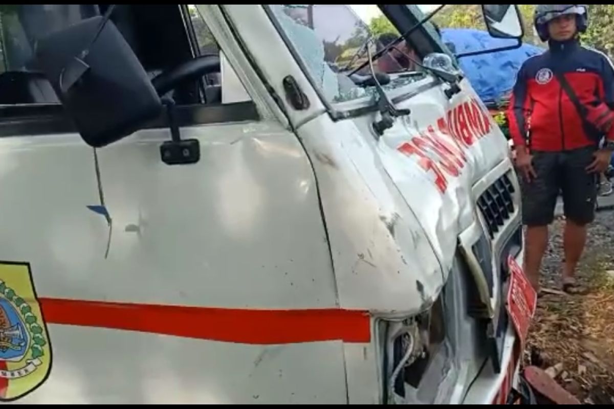 Ambulans tabrak empat motor di Jember, sembilan orang terluka