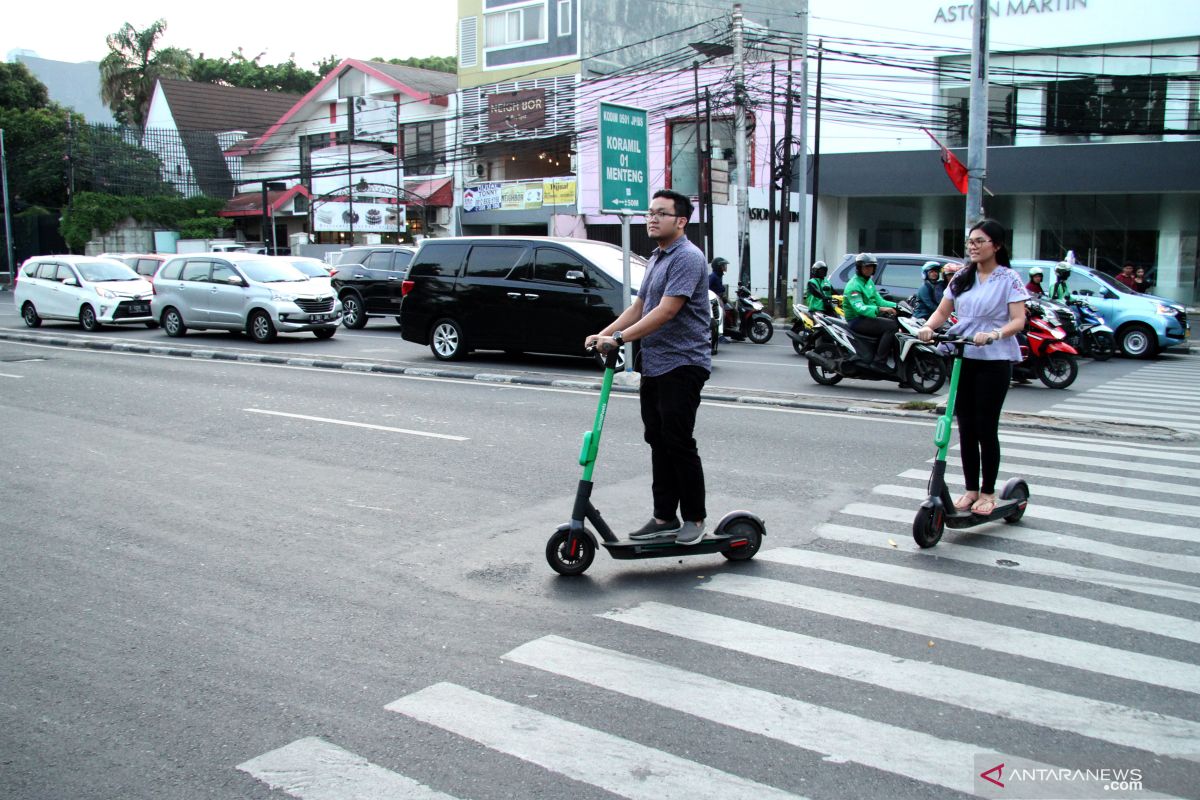 Rented e-scooters not permitted to cross thoroughfares in Jakarta