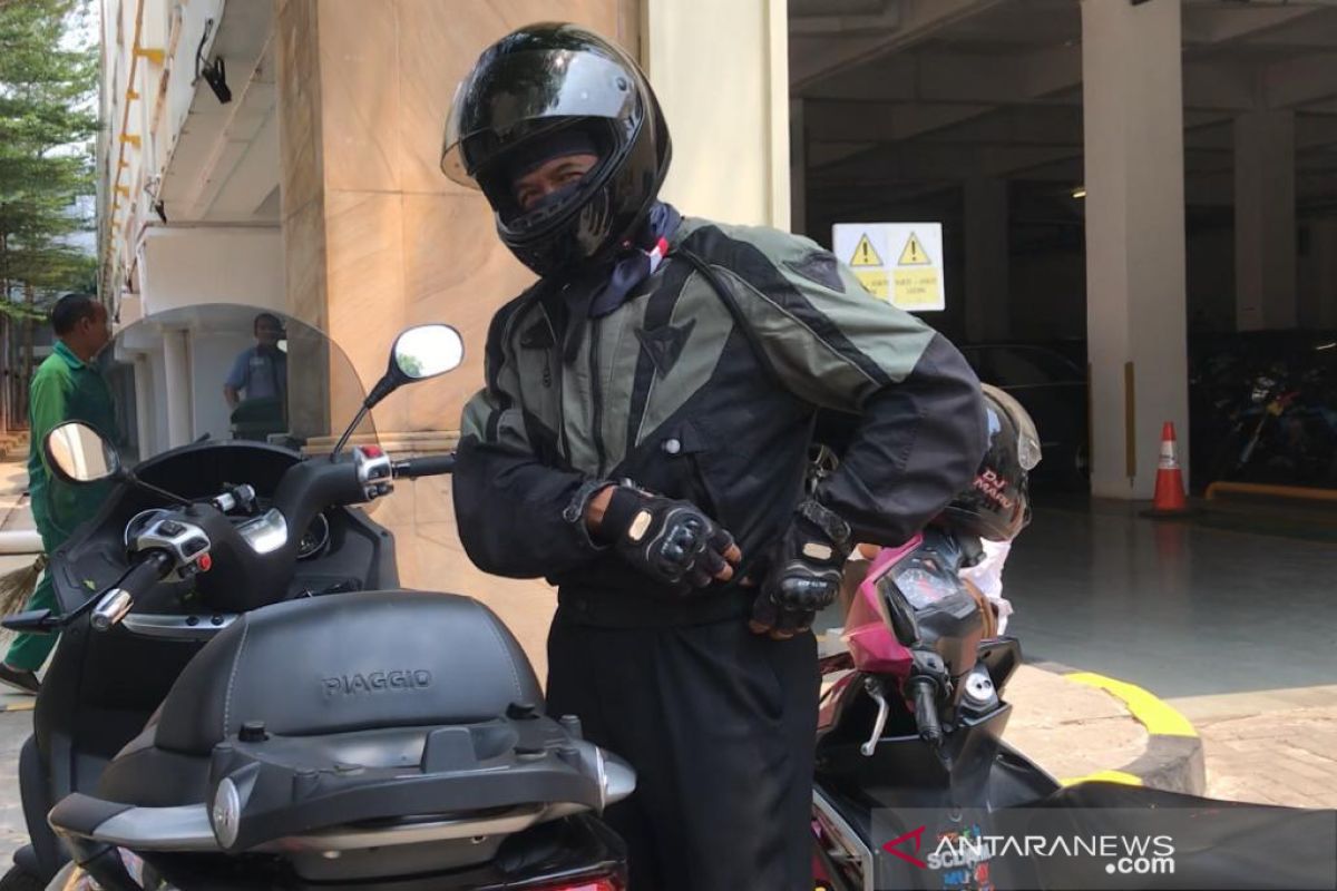 Chandra Hamzah datangi kantor Erick Thohir dengan menggunakan motor