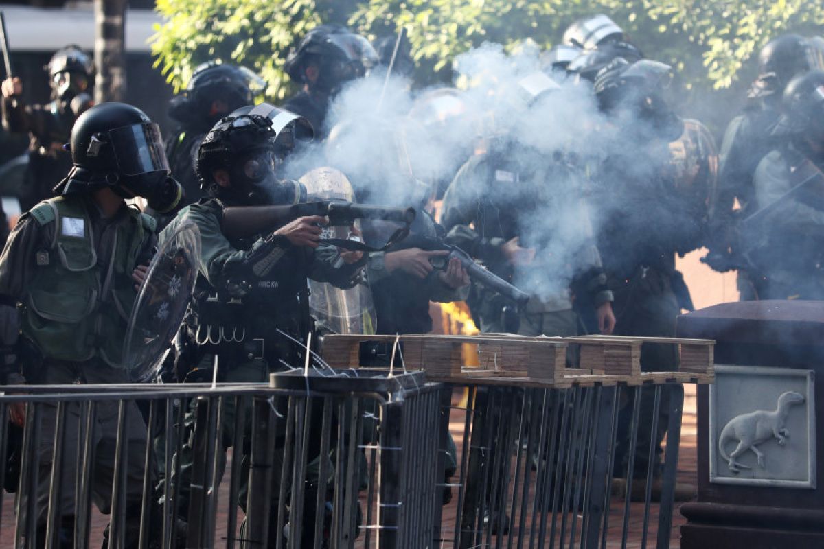 Polisi Hong Kong tembakkan gas air mata ke pendemo di kampus