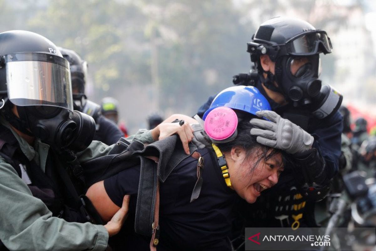 Seratus demonstran dikepung polisi Hong Kong di kampus