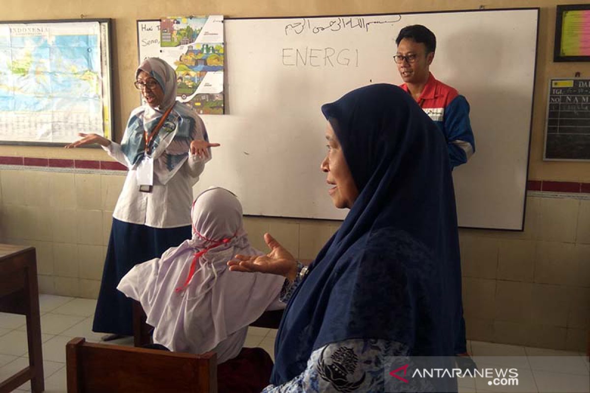 Puluhan pekerja Pertamina Cilacap mengajar di sejumlah SD