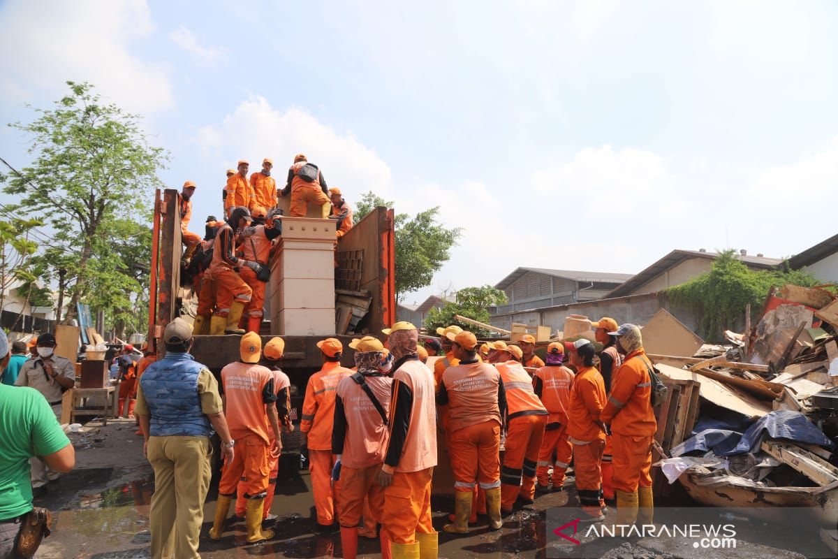 11 truk disiapkan untuk angkut puing di bekas penggusuran Sunter Agung