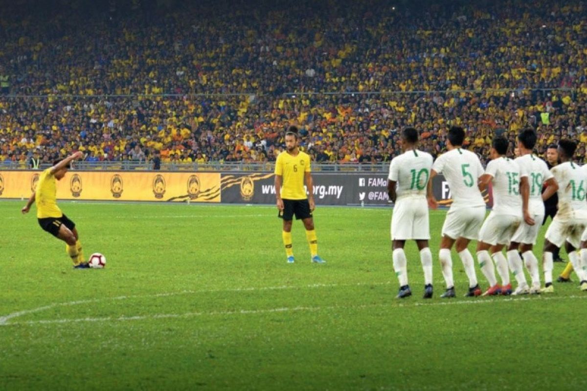 Saling lempar kedua suporter warnai laga Indonesia vs Malaysia