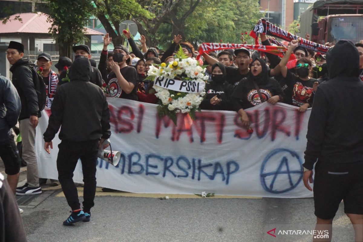 Aliansi Suporter unjuk rasa di Stadion Bukit Jalil