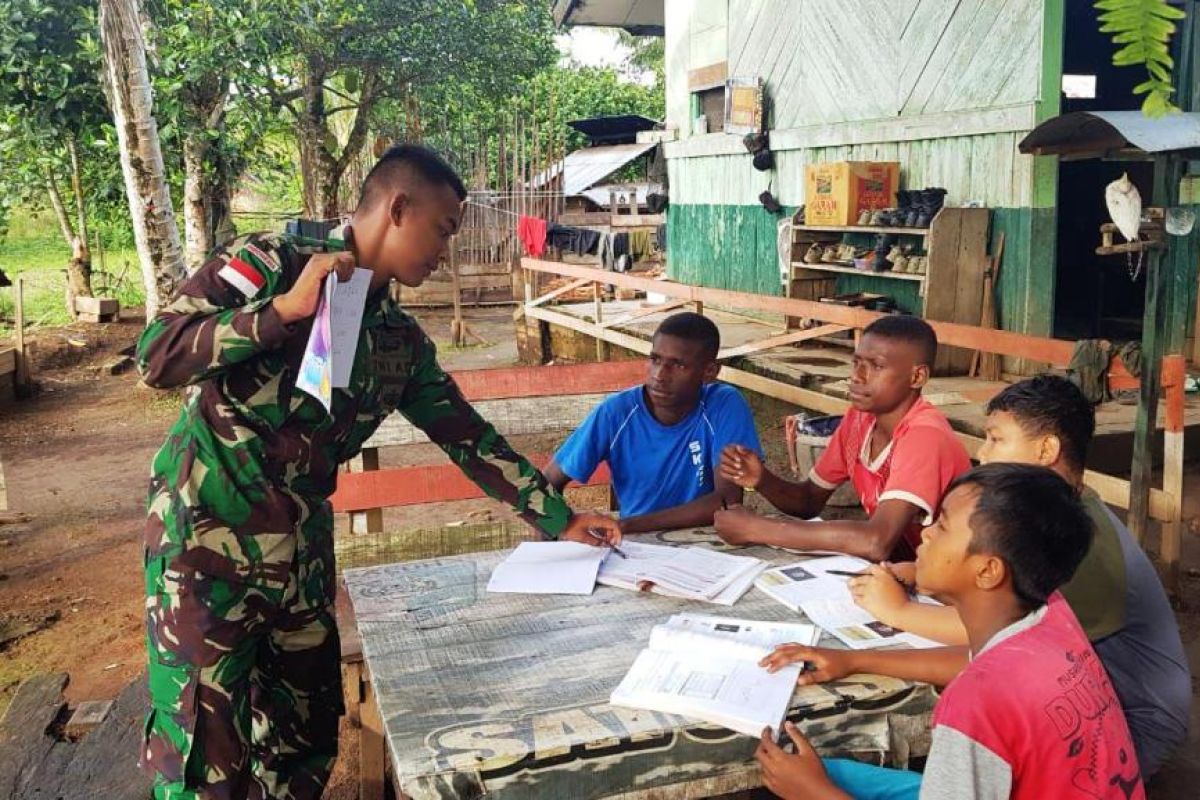 Satgas Yonif 411/PDW berikan bimbel kepada pelajar Kampung Kirelly