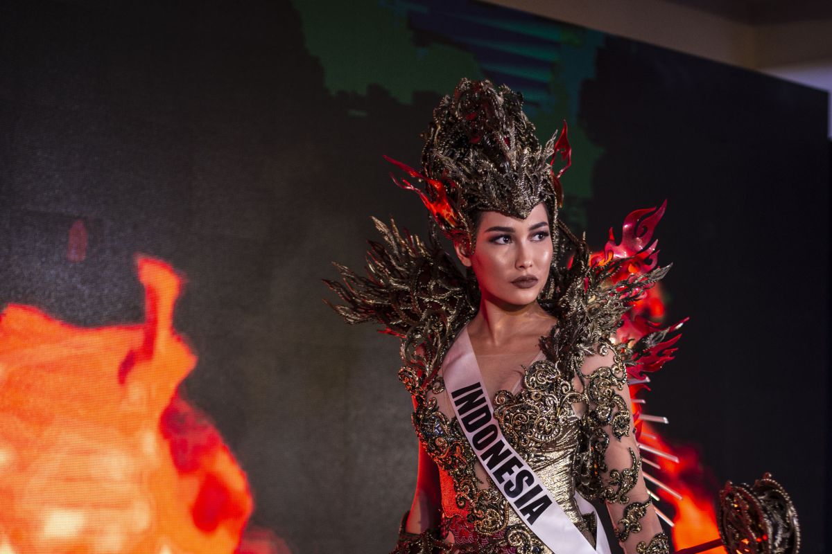 Sosok Miss Universe Indonesia 2019 Frederika Alexis Cull