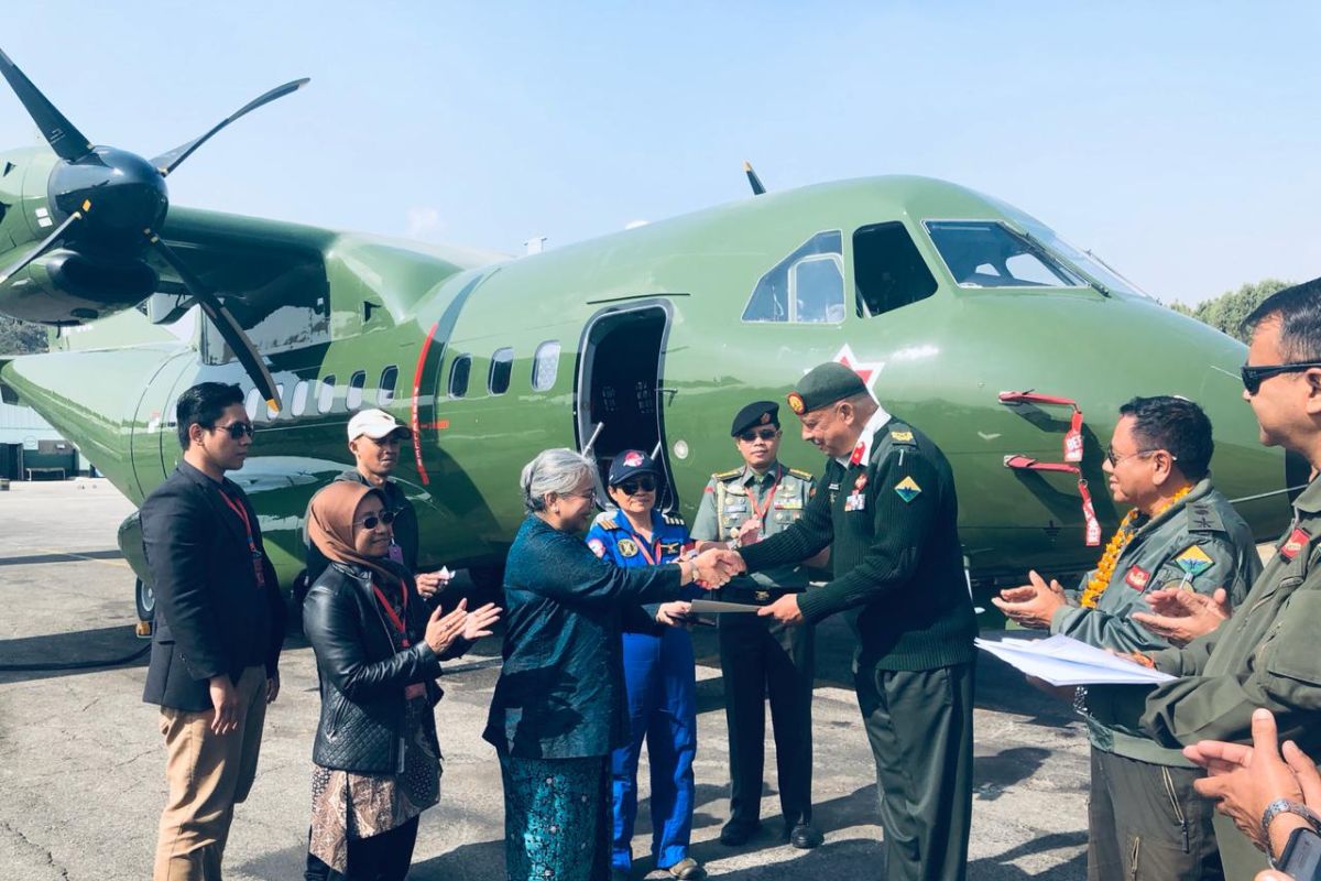 Pesawat CN-235-220 buatan Indonesia terbang di langit Himalaya