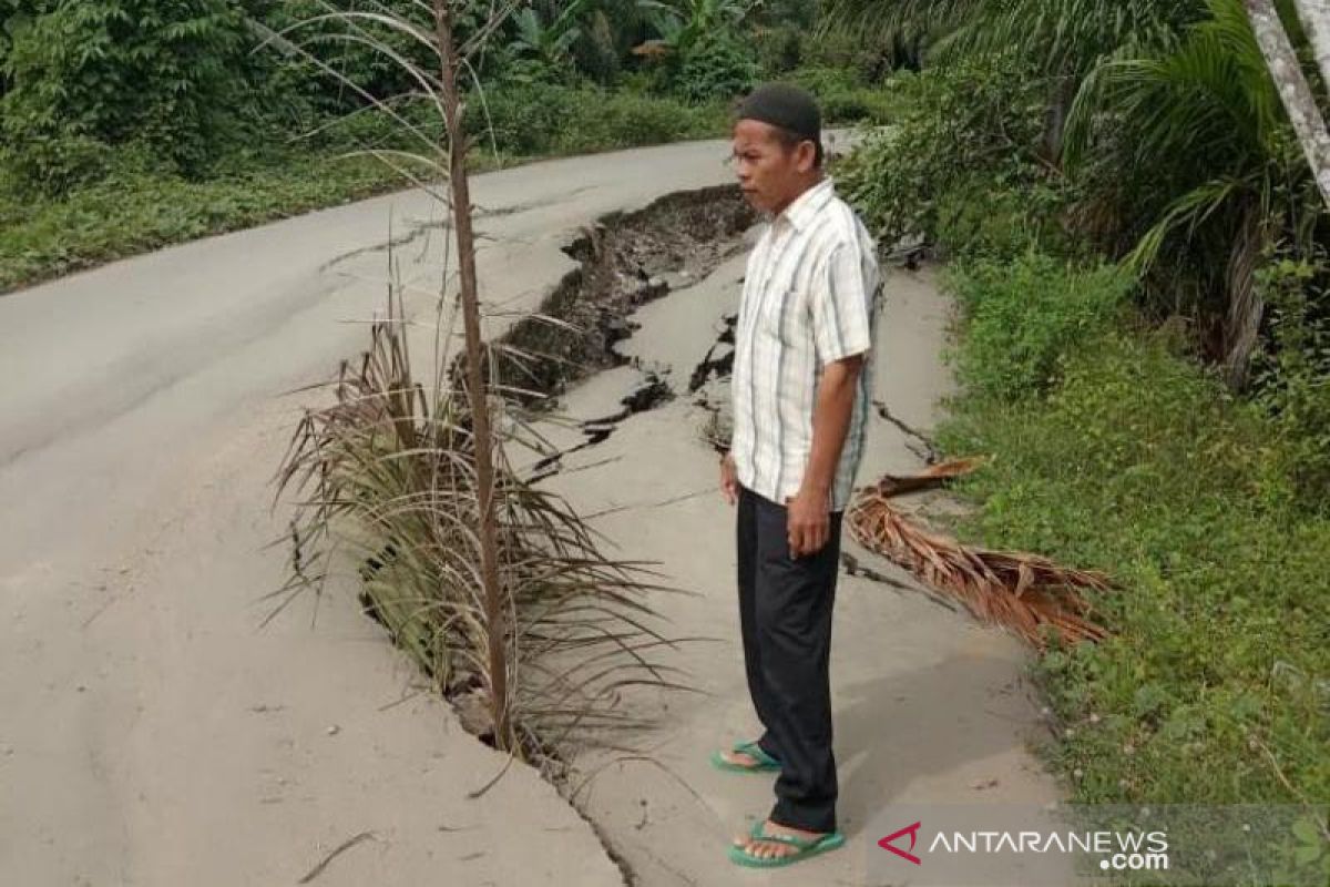 Jalan Aceh Timur terancam putus karena longsor