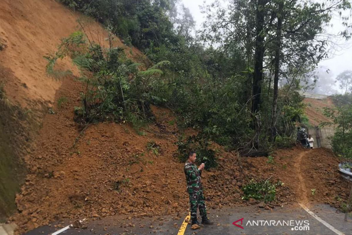 Longsor 25 meter putuskan akses jalan di Aceh Tengah