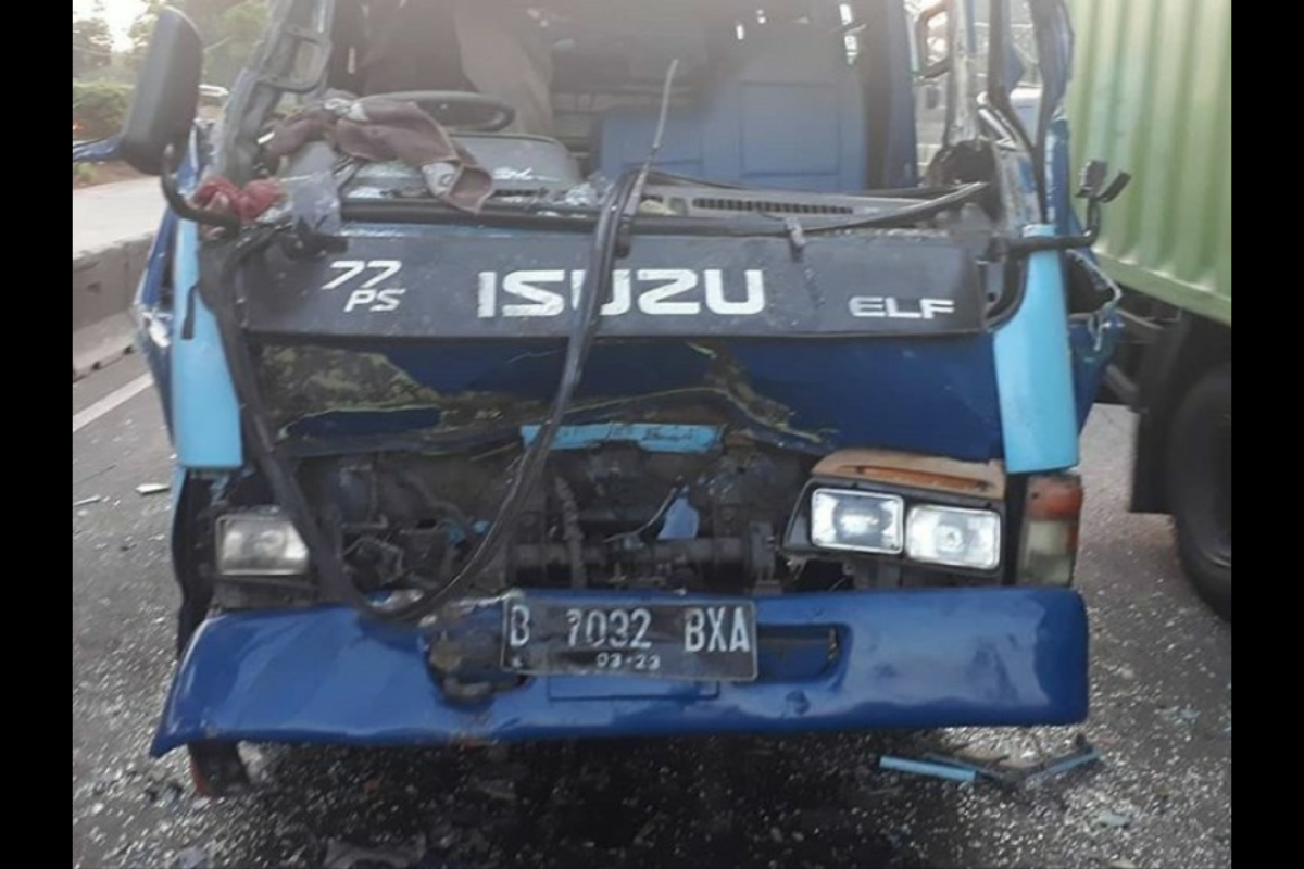 Akibat tabrak truk kebersihan di Kalideres, minibus ringsek