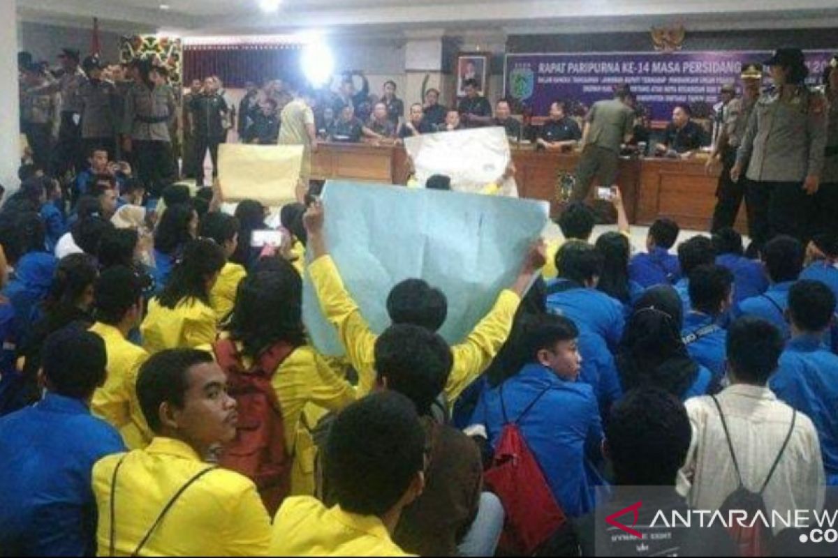 Ratusan warga unjuk rasa tolak proses hukum peladang sebabkan Karhutla di Sintang