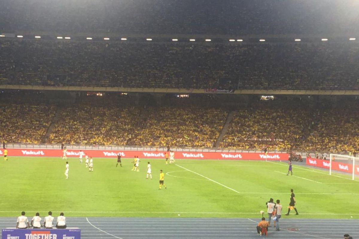 Saling lempar antar suporter terjadi saat Malaysia vs Indonesia di Bukit Jalil