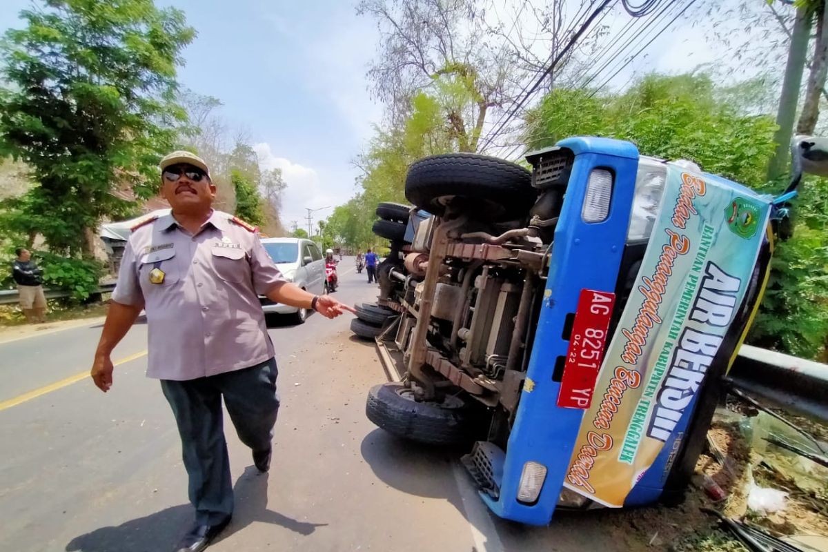 Truk tangki angkut bantuan air bersih terguling di Trenggalek