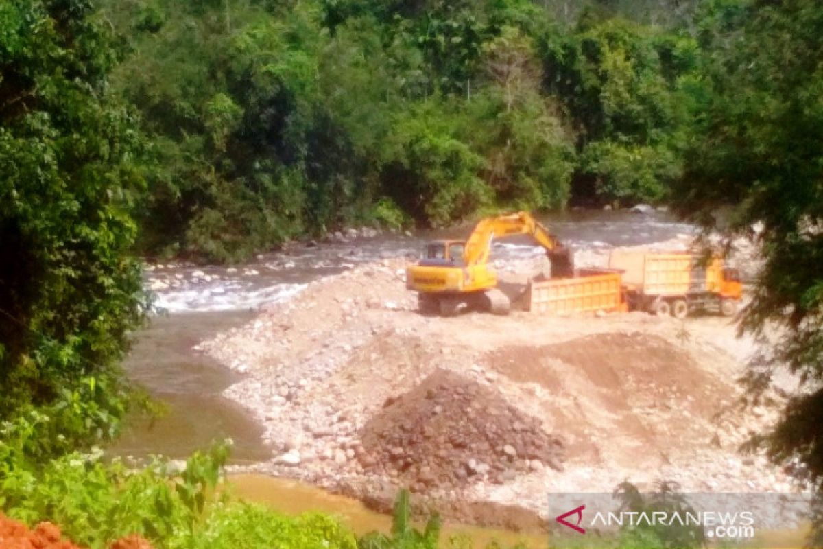Pemkab Pesisir Selatan memastikan pengerukan Sungai Pelangai Gadang ilegal