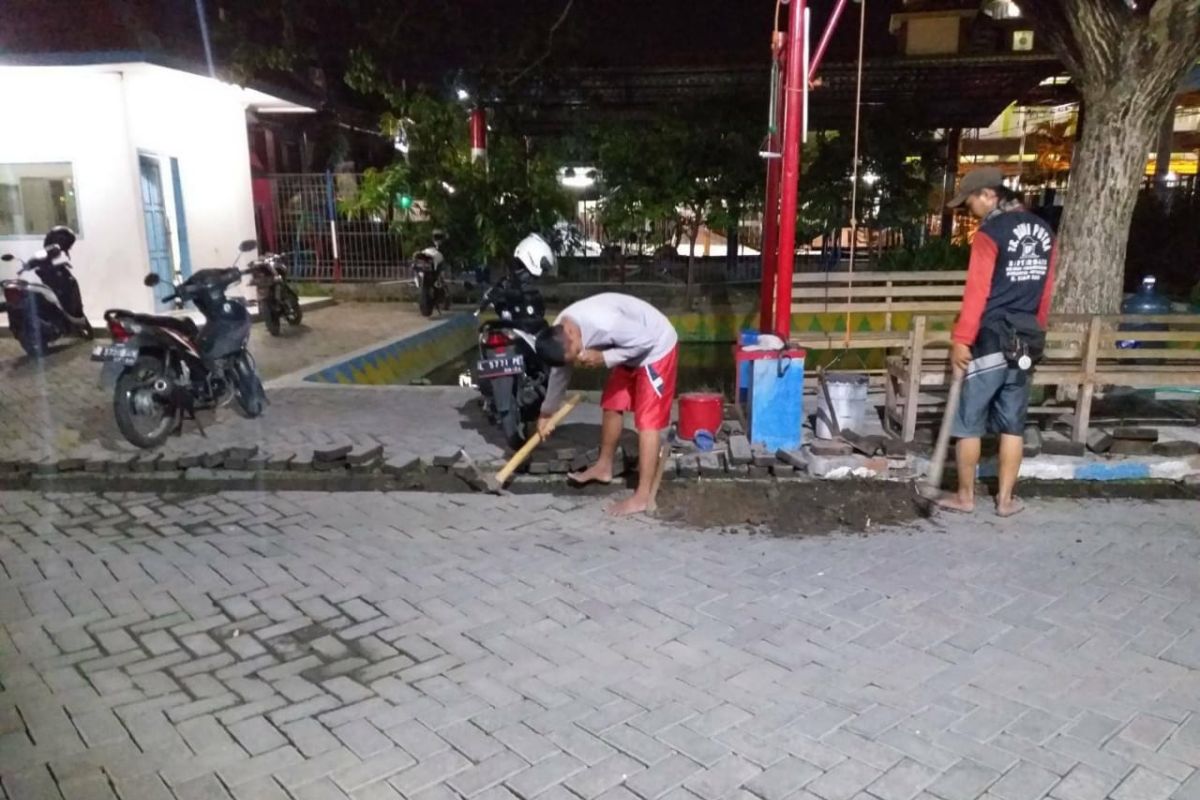 Fiber optik mulai dipasang di kawasan pinggiran Kota Surabaya