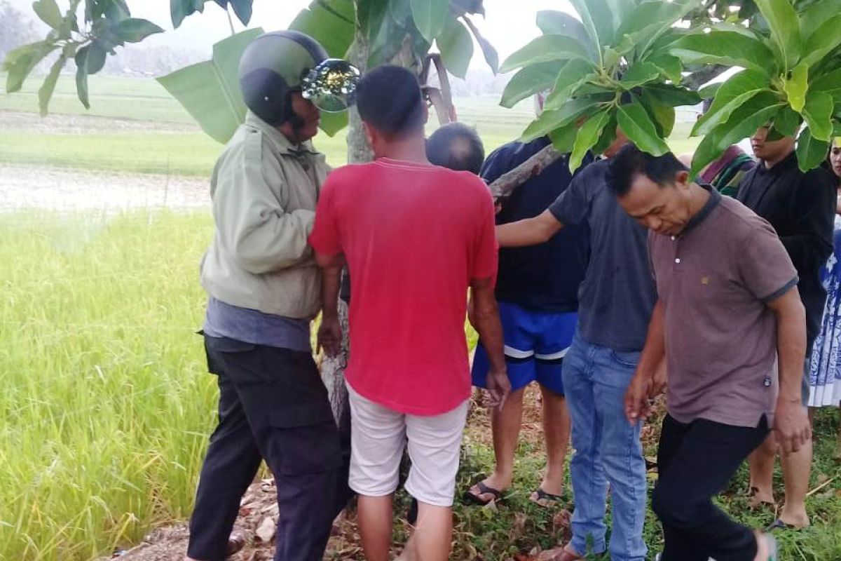 Depresi, Yandi ditemukan tergantung di pohon alpukat