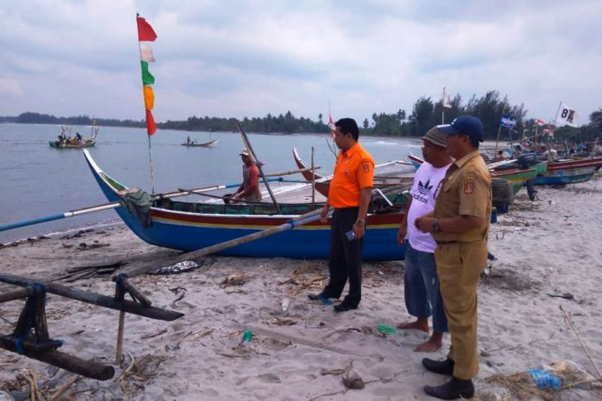 Asyik mancing, kapal nelayan di Agam dihantam gelombang dan empat nelayan tenggelam