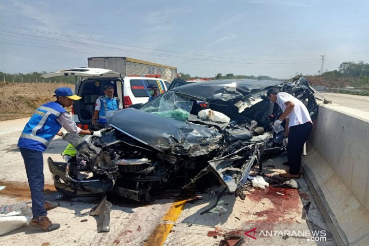 Supir mengantuk, mobil tabrak truk di tol Batang-Semarang tiga tewas