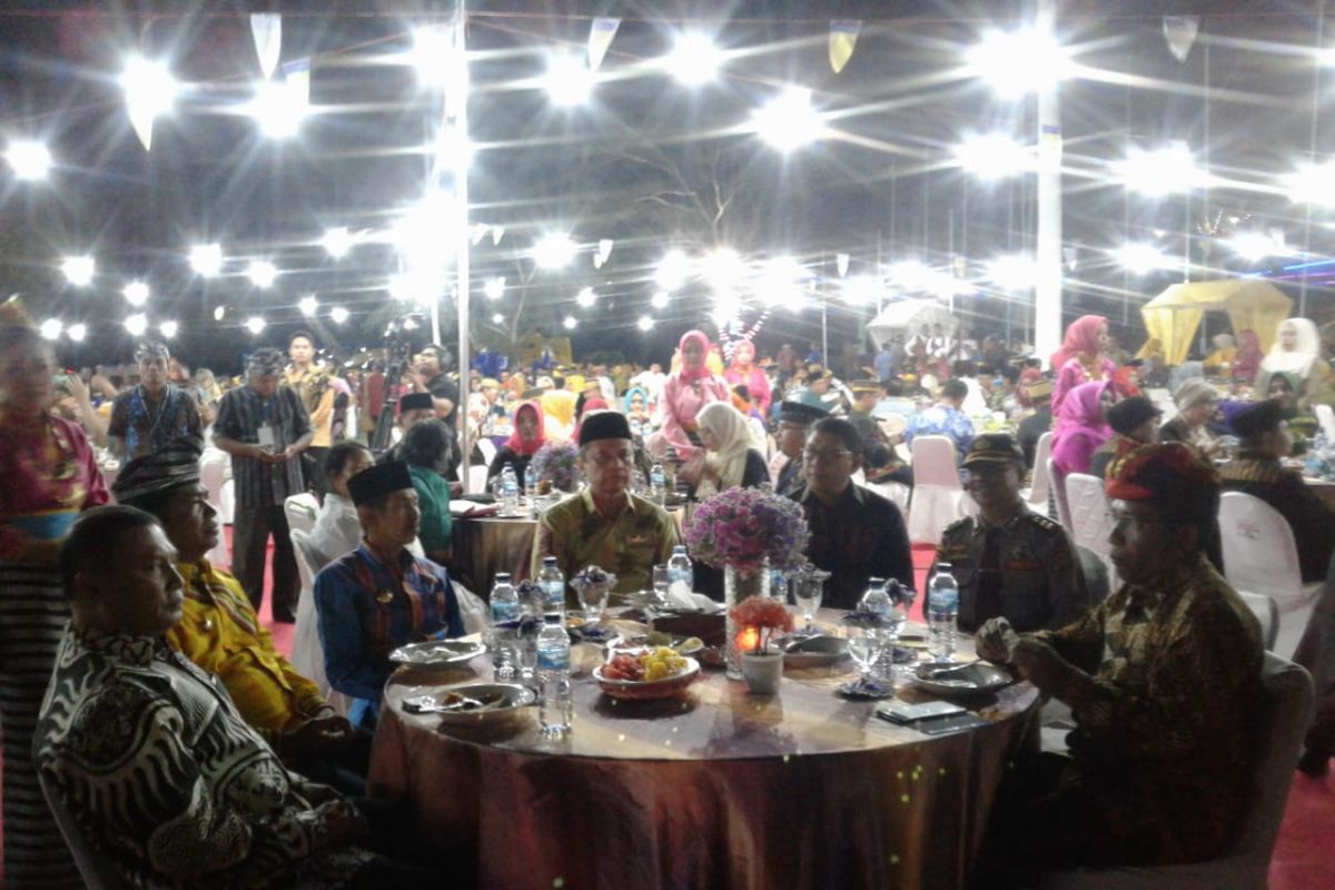 Peserta Festival Keraton ASEAN nikmati makan malam di puncak Palagimata Baubau