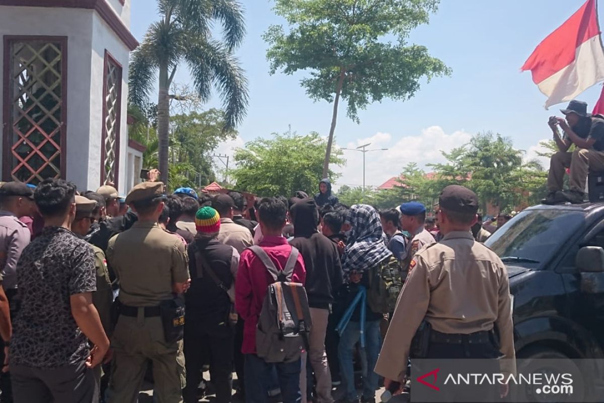 Mahasiswa kembali berunjuk rasa tuntut pengaspalan jalan kampus