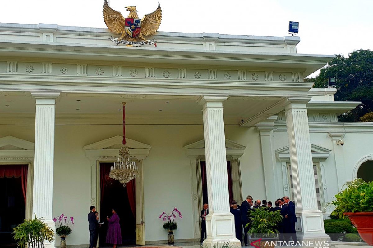 Presiden Jokowi diskusi dengan dubes LBBP di beranda Istana Merdeka