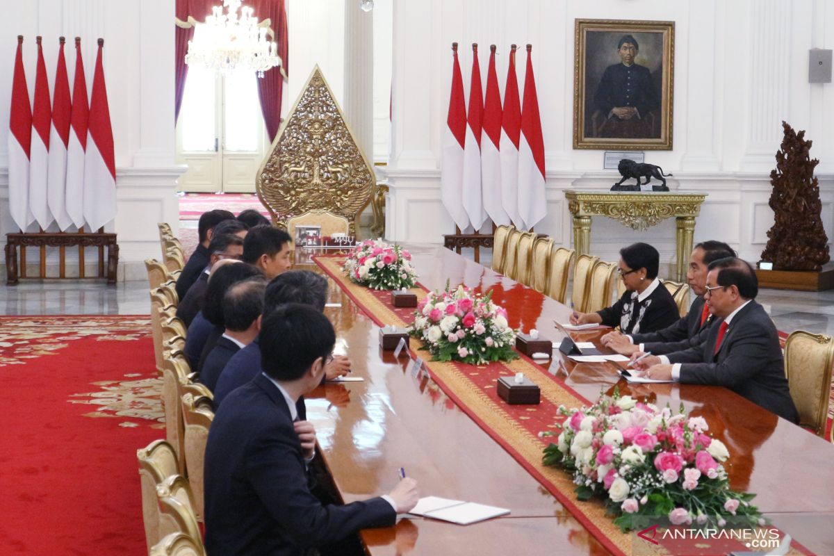 Jokowi discusses investment cooperation with Singapore parliament