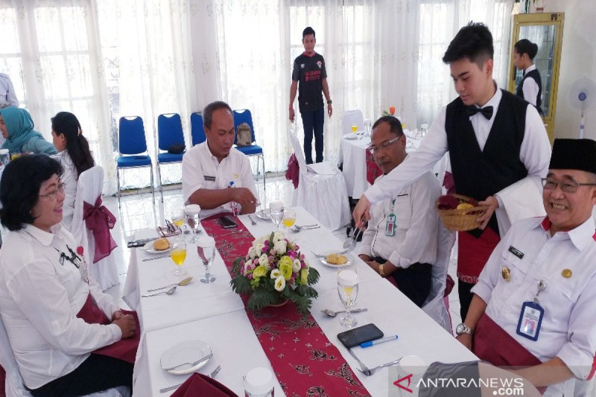 Presentasi 'table manner' siswa SMKN 3 Palangka Raya tuai pujian pejabat Pemprov Kalteng