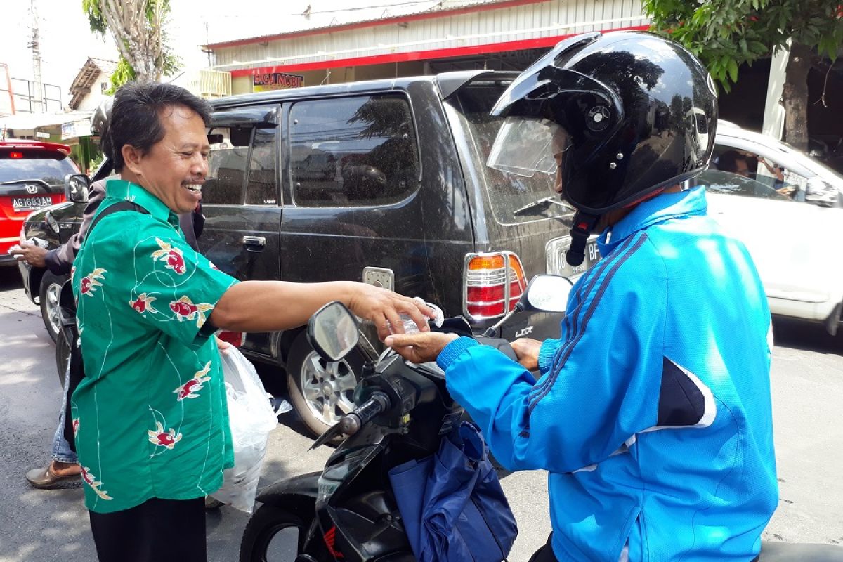 Pemkab Kediri dan komunitas bagi-bagi ikan cupang