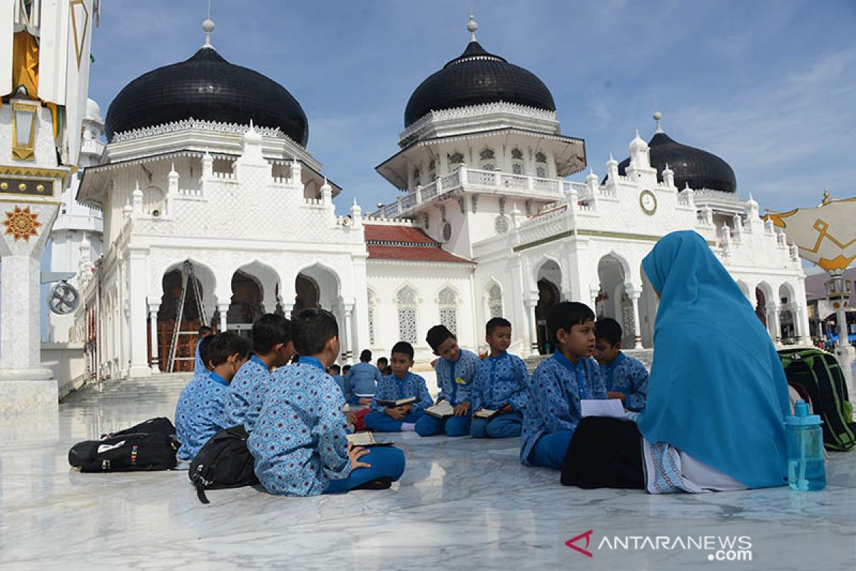 Belajar alam terbuka di Masjid Raya