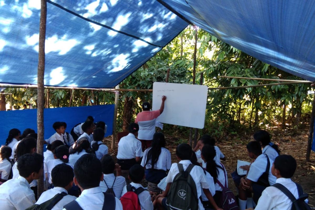 Siswa SMP di desa Waai masih belajar di tenda pengungsi