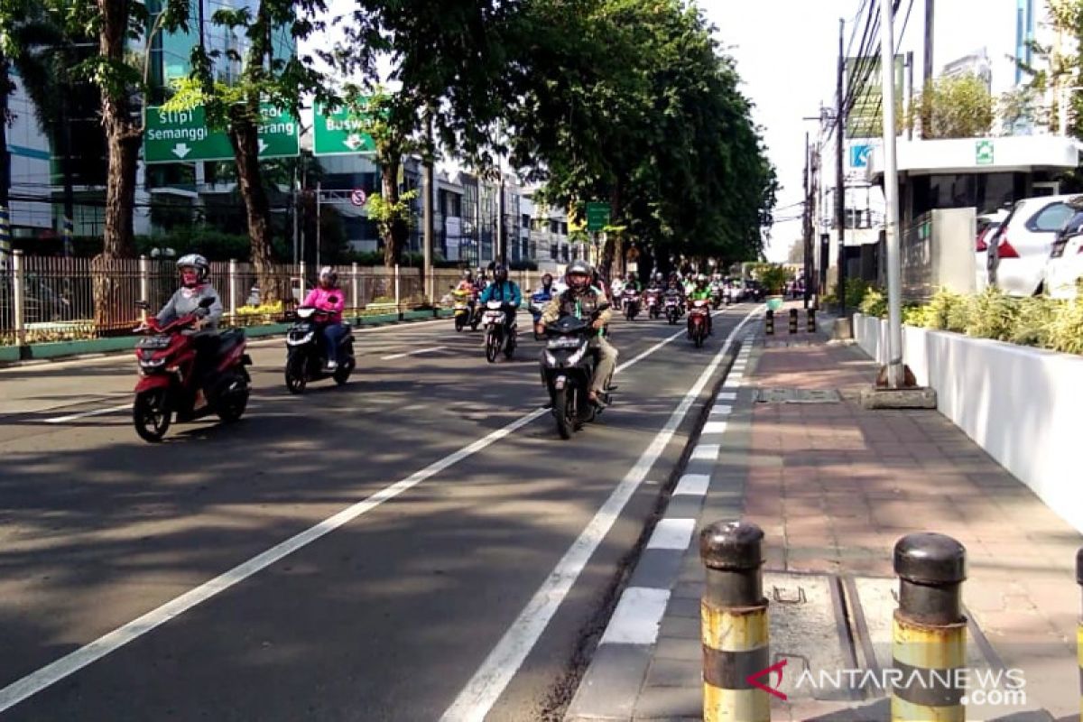 Jalur sepeda Jalan Tomang Raya belum steril pascauji coba