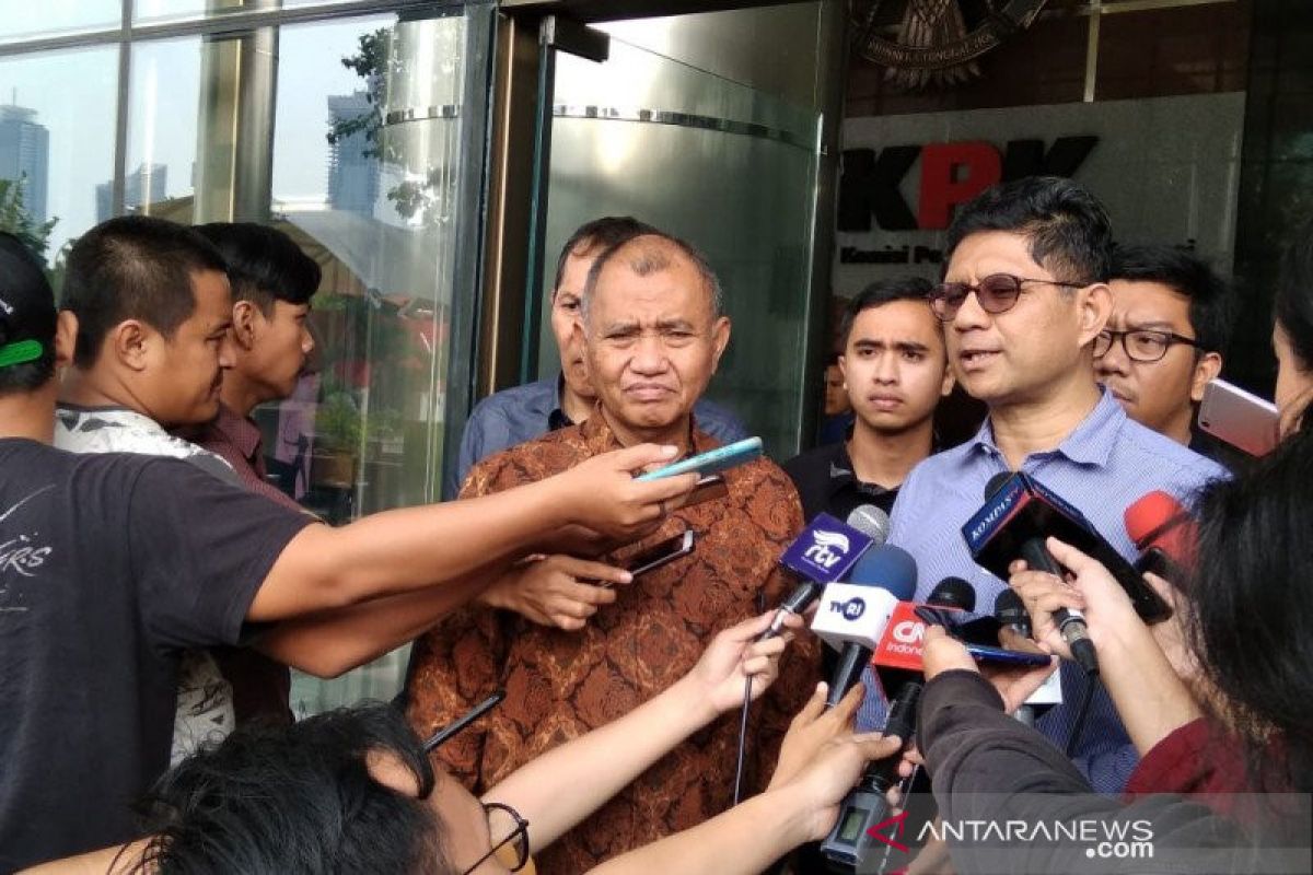 Tiga pimpinan KPK ajukan "judicial review" ke MK