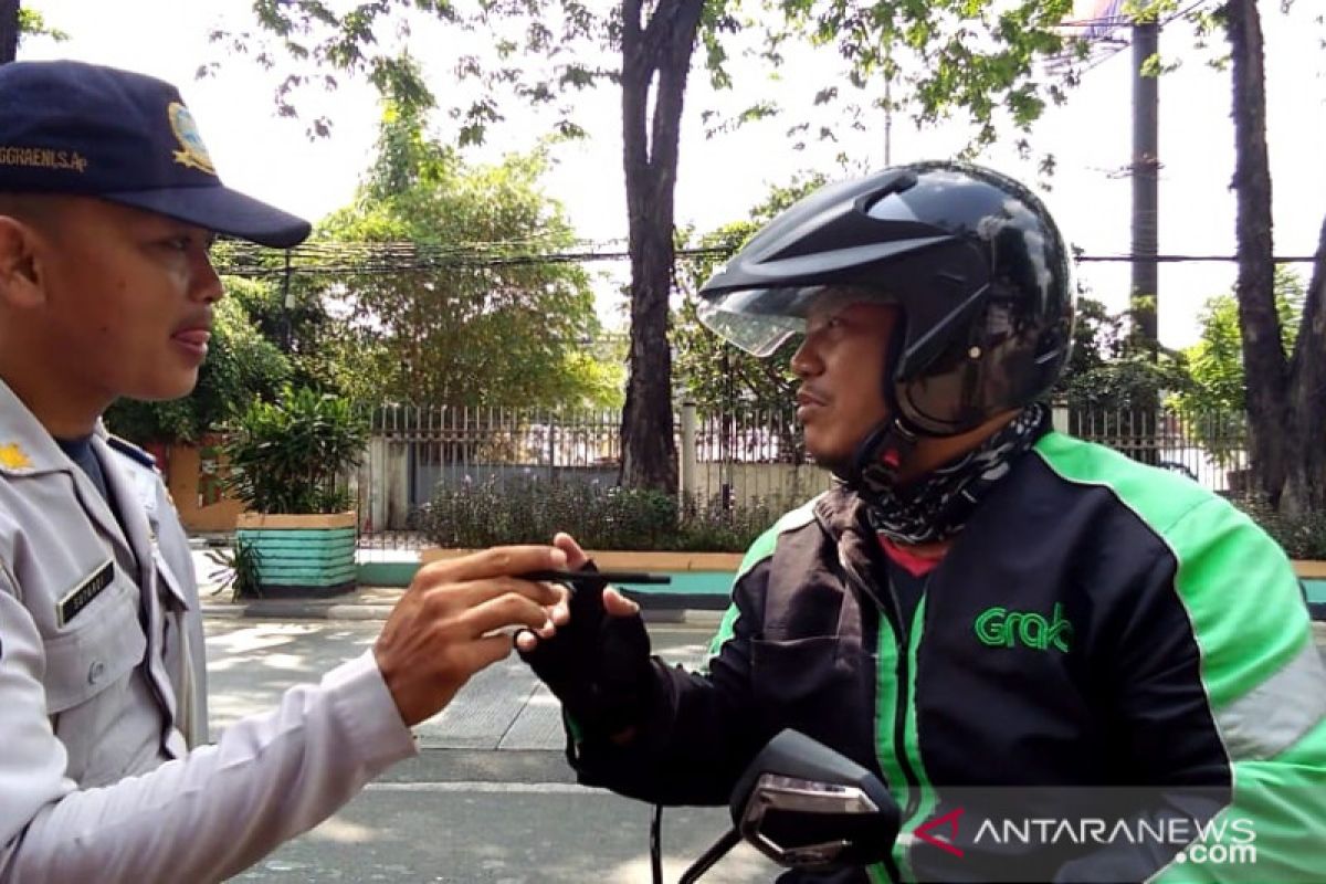 Petugas tindak pengojek daring langgar jalur sepeda di Tomang Raya