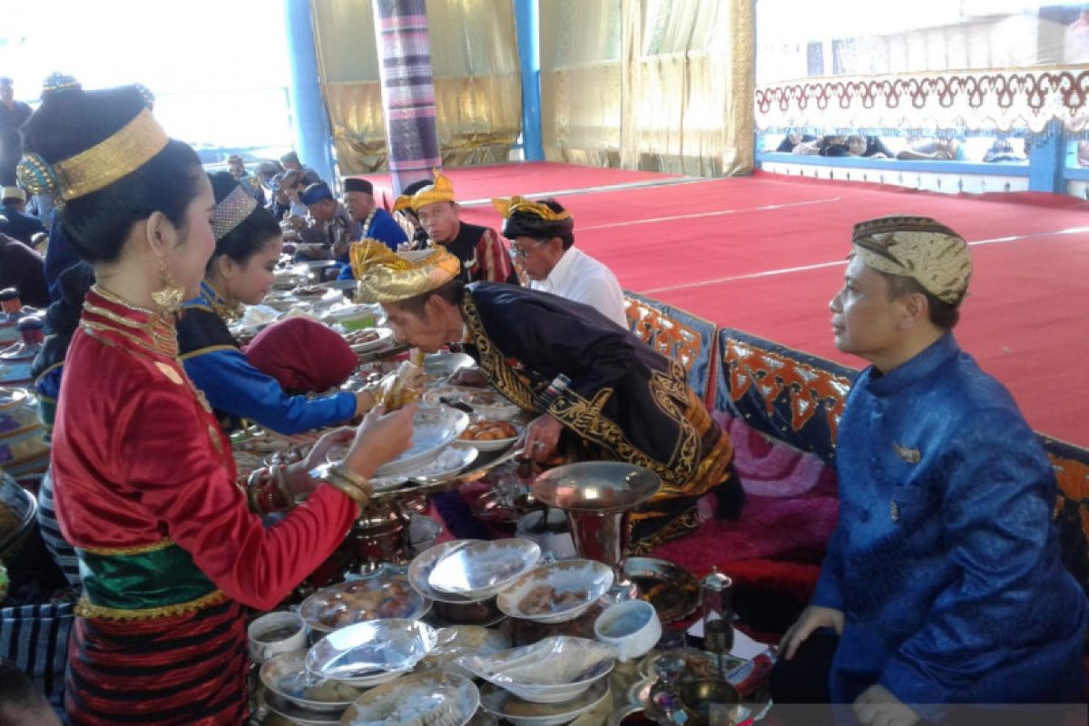 Ribuan talang makanan mengelilingi benteng keraton pada FKMA ASEAN di Baubau