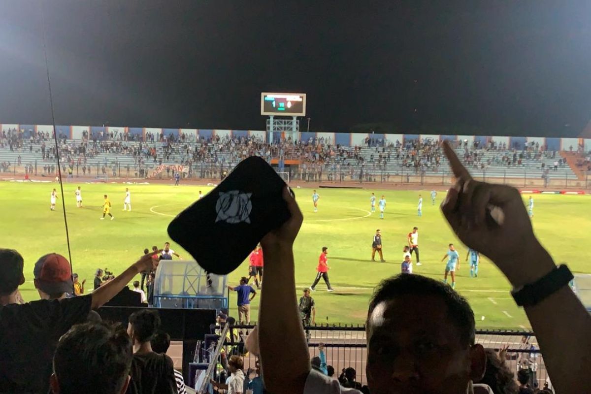 Liga 1: Penonton masuk lapangan, laga Persela vs Perseru dihentikan