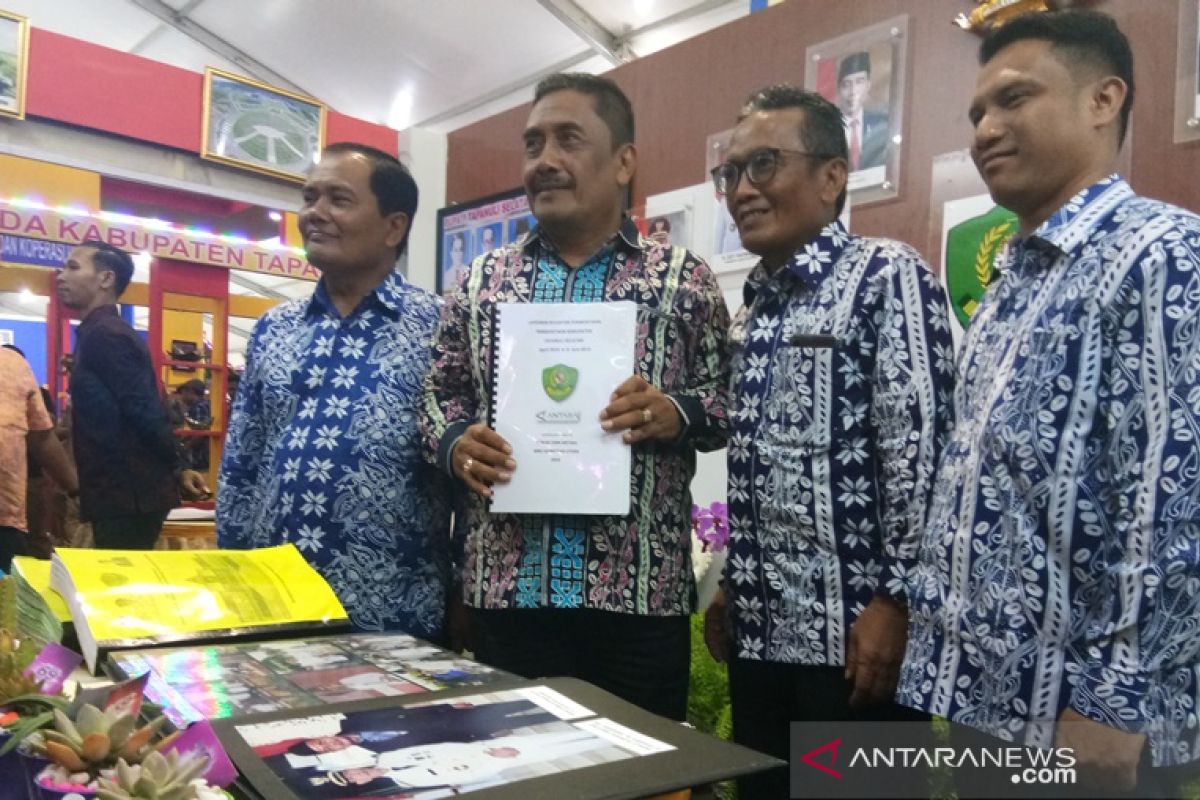 Pameran pembangunan, kliping LKBN ANTARA mengisi stand Sekretariat Tapsel